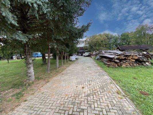 Zufahrt zum Nebengebäude