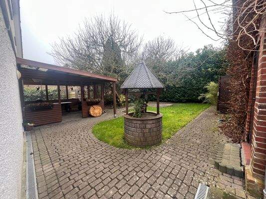 Garten zwischen Garage und Haus