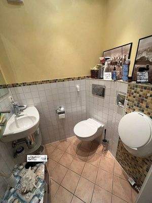 10. Haus re. Gäste-WC