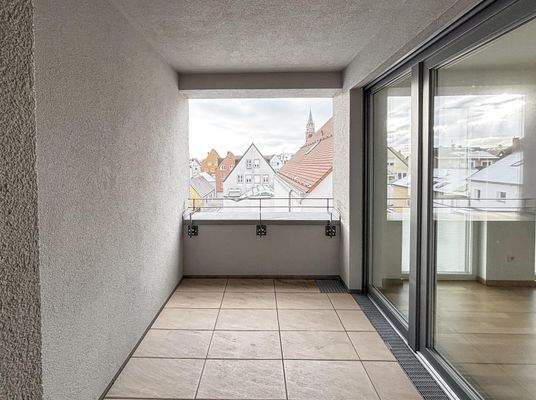 Balkon mit Blick zur Stadt