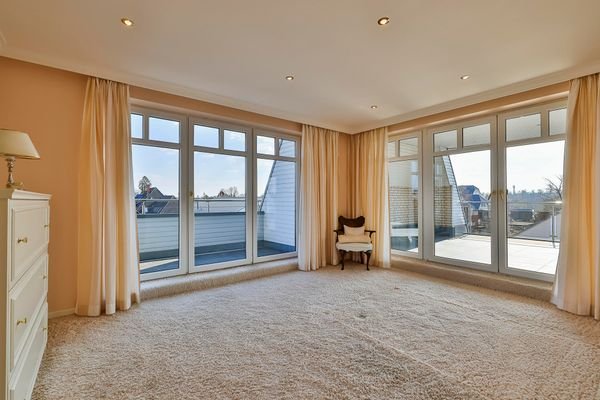 lichtdurchflutetes Schlafzimmer