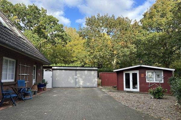 Auffahrt mit Garage und Garttenlaube von Süden