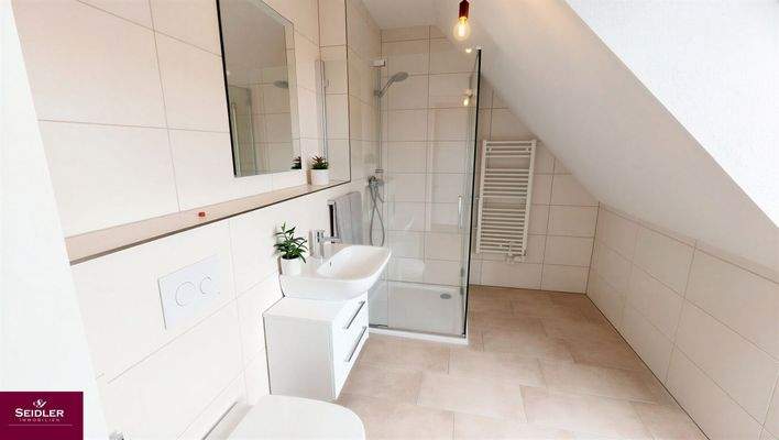 Tageslichtbadezimmer DG mit KI möbliert