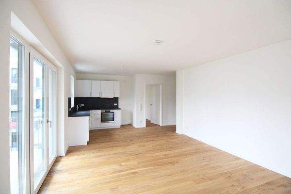 Großes, sonniges Wohnzimmer