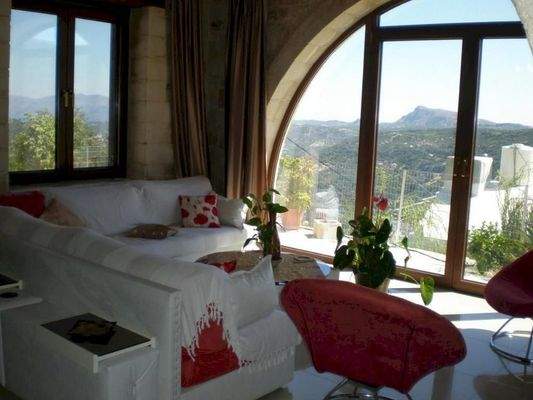 Steinhaus mit Blick auf das Meer und die Schlucht