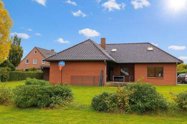 Rotes Backsteinhaus mit Basketballkorb