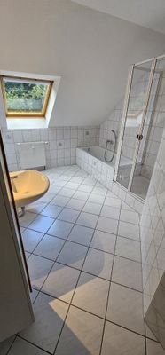 Bad mit Wanne und Dusche