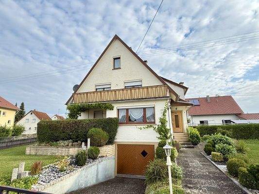 Ansicht mit Garage und Eingang