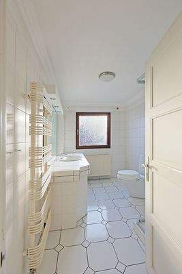 Bad im Dachgeschoss mit Dusche