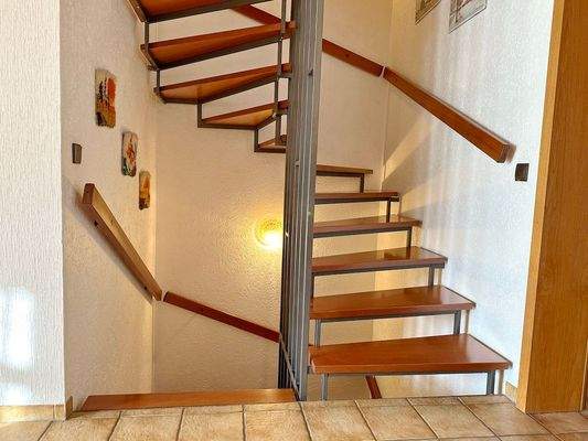 Offene Natur-Holztreppe.