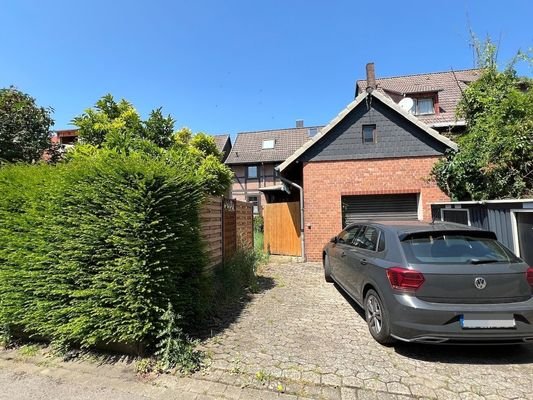 Garage und Stellplatz