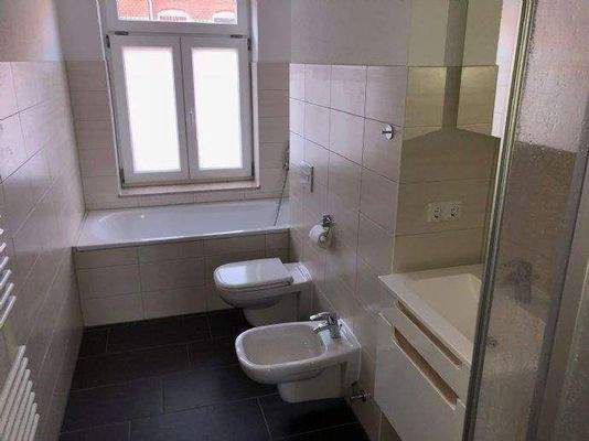 Bad mit Wanne / Dusche und Fenster