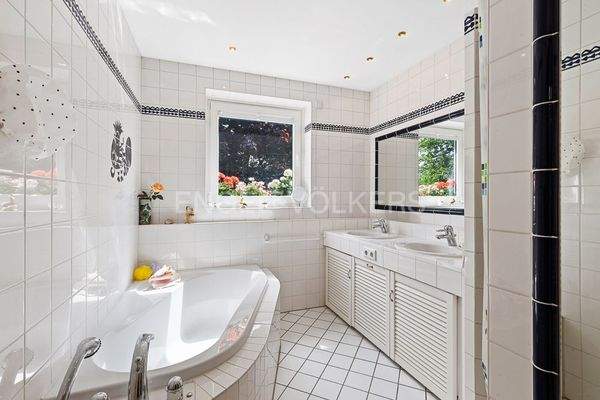 Vollbad mit Doppelwaschbecken und Eckwanne