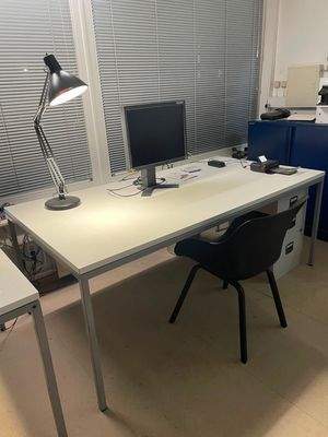 Frei: Schreibtischplatz groß