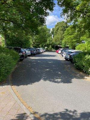 Parkplätze gegenüber des Cafés 