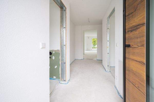 Eingangsbereich mit Gäste-WC und Home-Office