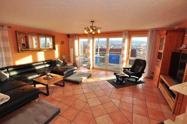 Wohnzimmer mit Balkon