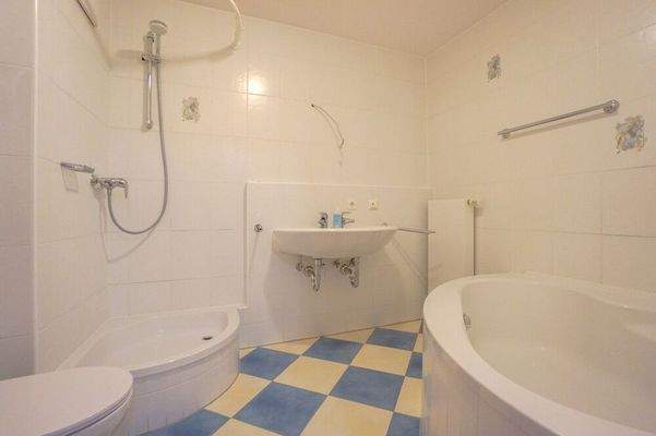 Badezimmer mit Dusche und Wanne