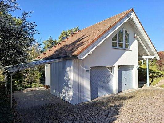 Hausansicht mit Carport