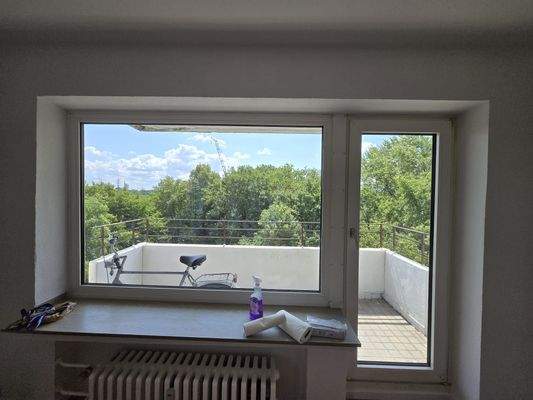 Wohnzimmer mit Balkonblick