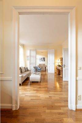 Blick vom Arbeitszimmer ins Wohnzimmer