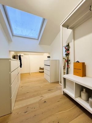 Weiteres Zimmer mit elektrischen Dachfenster und Regensensor