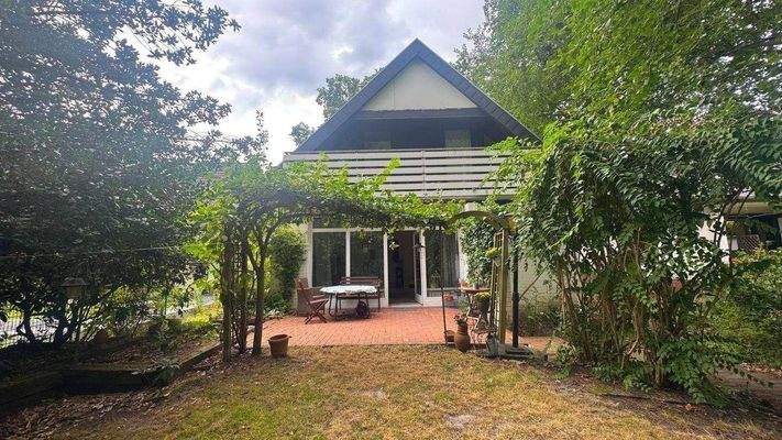 Gartenansicht mit Apfelbaum