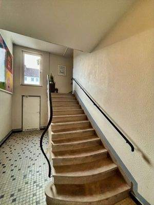 Treppenhaus mit Zugang zum Hinterhof und Treppe zu den weiteren Etagen