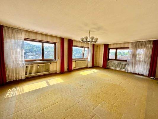 Großes und helles Wohnzimmer im Erdgeschoss