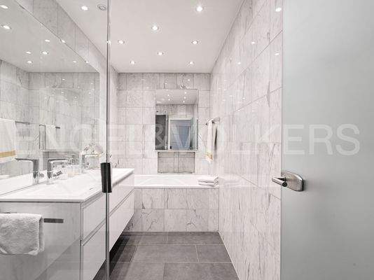 Master-Bad mit Dusche und Badewanne