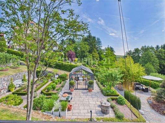 Blick vom Balkon zum Gewächshaus