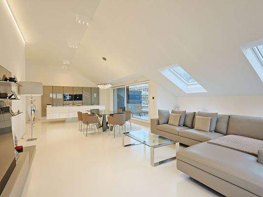 Blick vom Wohnbereich Richtung Küche und Balkon