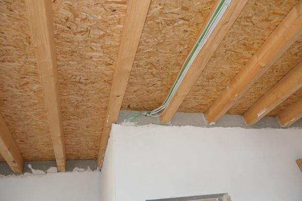 Wärmegedämmte Holzbalkendecke zum Dach