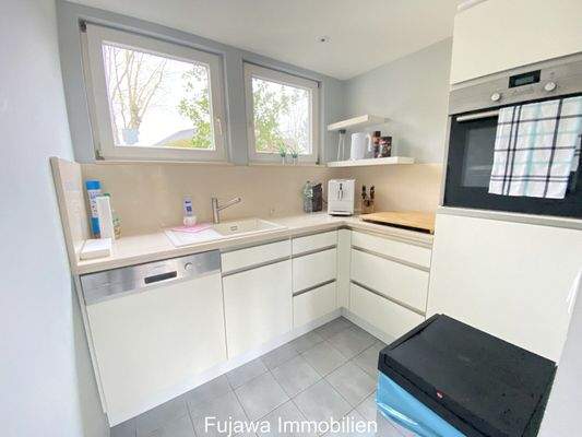 moderne hochwertige Küche mit Stein-Arbeitsplatte