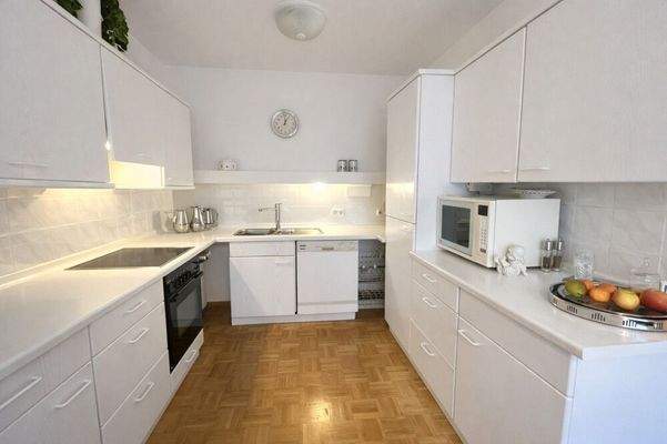 Küche mit großem Fenster