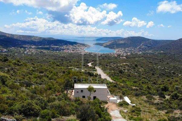 Die Villa befindet sich in malerischer Lage