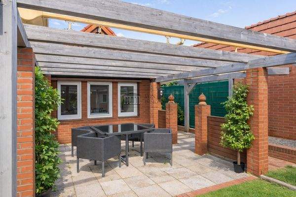  lichtdurchflutete Terrasse 