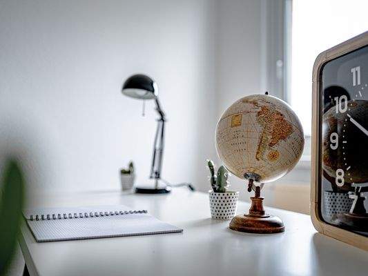 Schreibtisch mit Globus