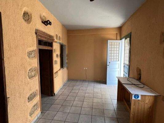 Kreta, Kritsa: Großes Gebäude im Dorfzentrum, ideal für gewerbliche und Wohnnutzung