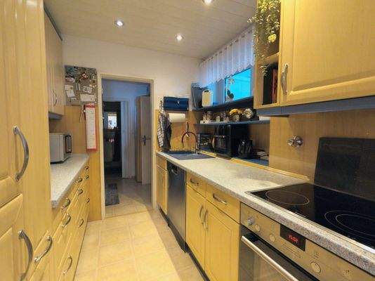 Küche mit Einbauküche