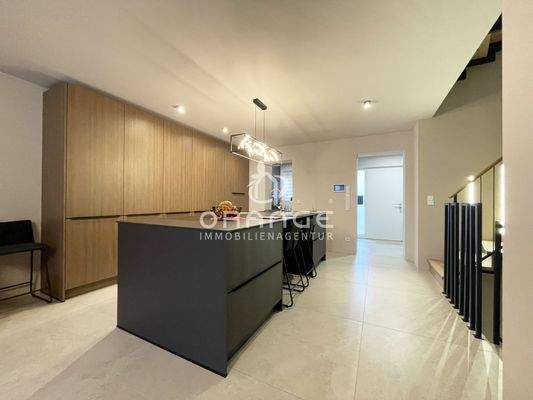 Blick auf die Kochinsel, an der man auch Platz nehmen kann.