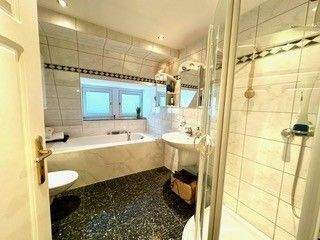 Bad mit Dusche und Badewanne.jpg