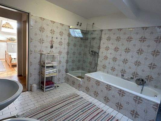 Bad mit Dusche und Wann