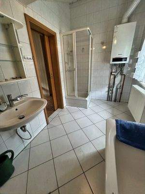Badezimmer im Anbau mit Therme