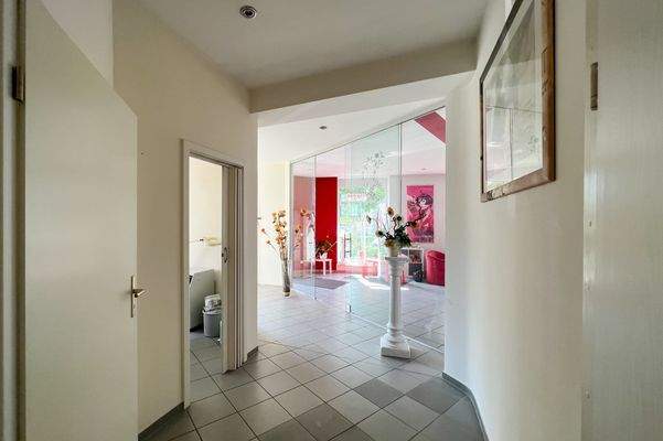 Flur und Behandlungszimmer rechterhand