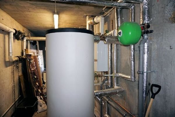 Hauptgebäude Warmwasserheizung (4)
