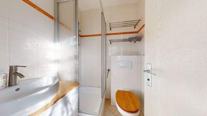 Badezimmer mit Dusche EG