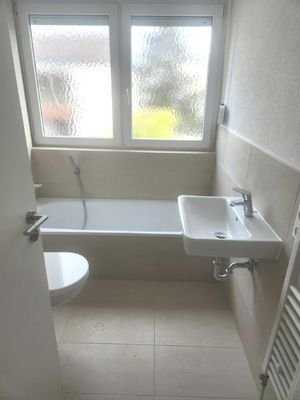 Tageslichtbadezimmer mit Badewanne