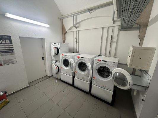 Waschküche mit Geräten