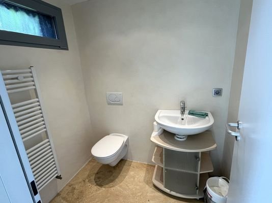 modernes WC mit Fenster